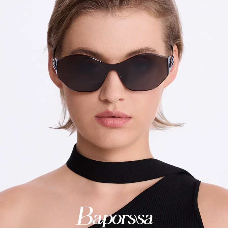 Woman wearing dark sunglasses with a plain background, featuring the brand 'Baporossa'.