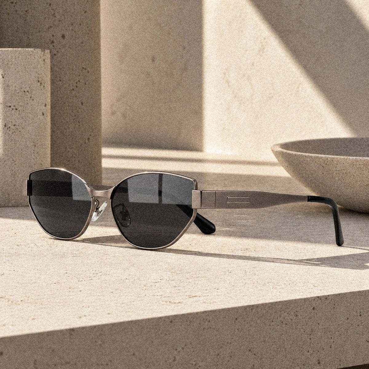 BAPORSSA Onyx sunglasses in Grey on a stone ledge
