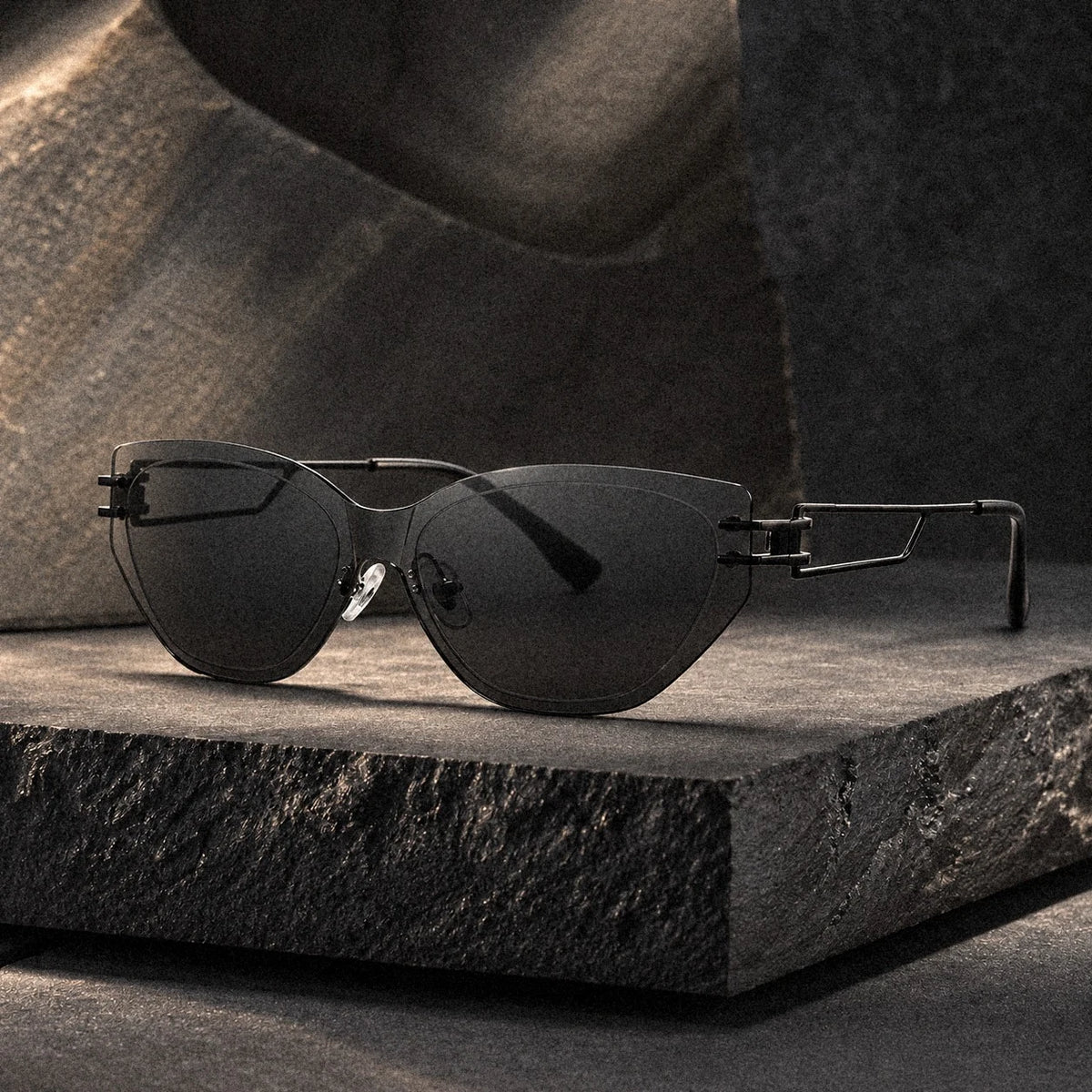 BAPORSSA Edge sunglasses in Black on dark stone