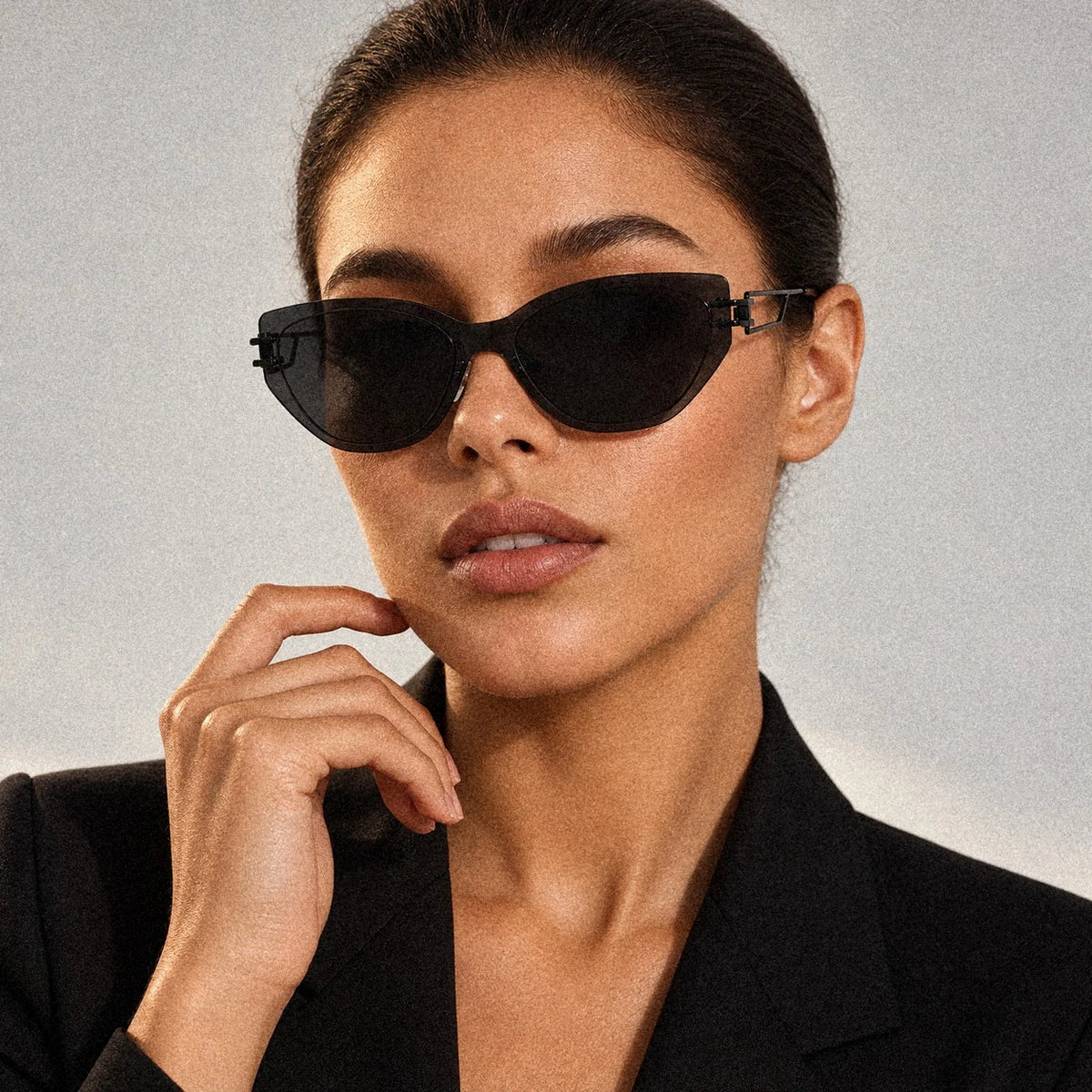 BAPORSSA Edge sunglasses in Black, worn by a model, portrait