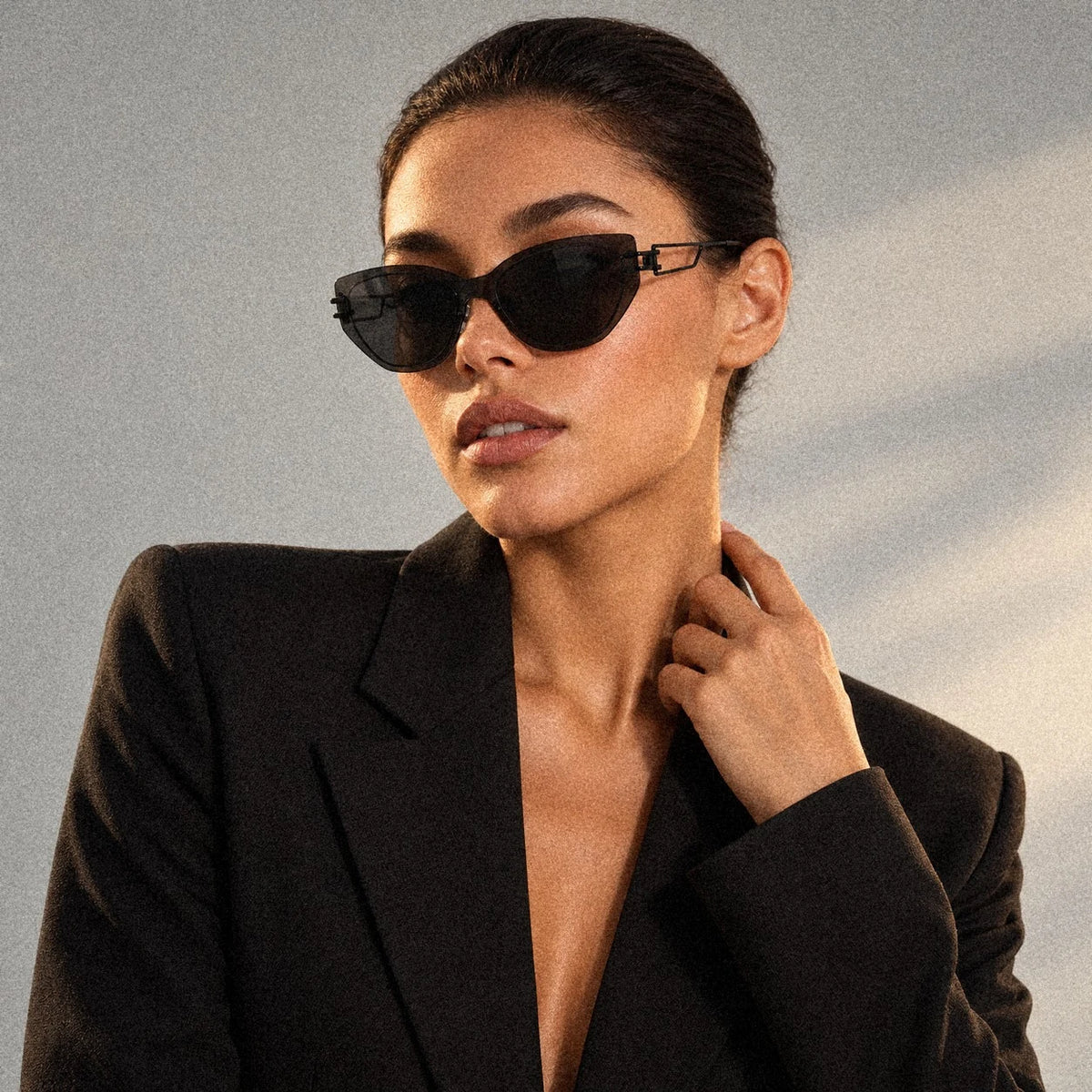 BAPORSSA Edge sunglasses in Black, worn by a model, studio portrait
